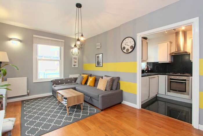 2 Bedroom Flat To Rent In The Green, Twickenham, TW2