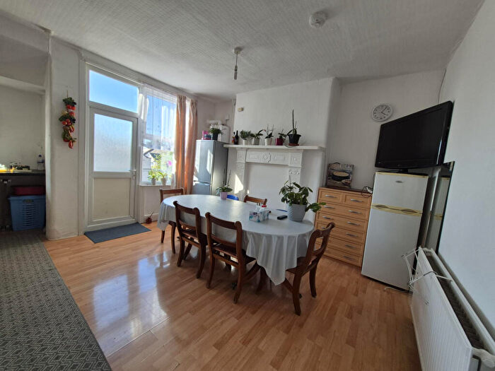 2 Bedroom Maisonette To Rent In Green Lanes, N13