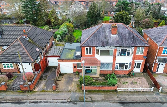 3 Bedroom Semi Detached House For Sale In Guilford Drive, Wigston, Leicester, LE18