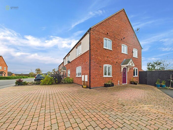 3 Bedroom Semi-Detached House For Sale In Ragley Close, Tamworth, B79