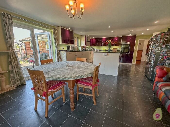 4 Bedroom Detached House For Sale In Purton Stoke, Swindon, SN5