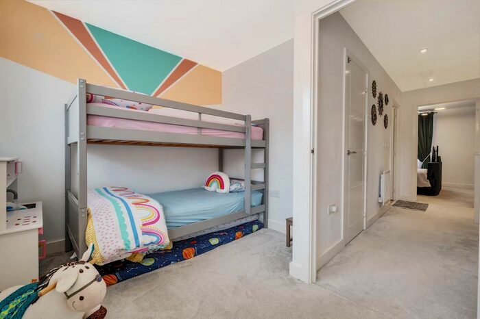 4 Bedroom Town House To Rent In Kingsbrook, Aylesbury, HP22