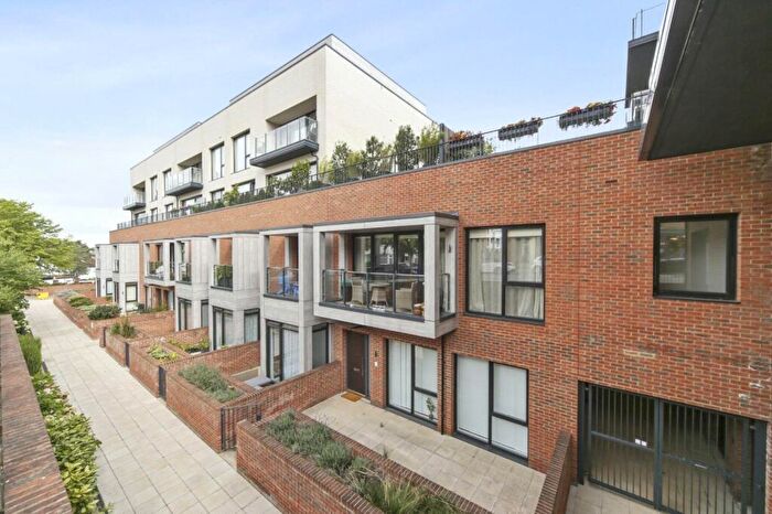 2 Bedroom Apartment To Rent In Regis Place, Llanvanor Road, Childs Hill, London, NW2