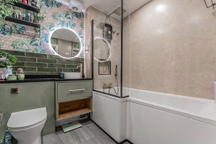 1 Bedroom Flat For Sale In Merton Court, Church Road, Welling, Kent, DA16