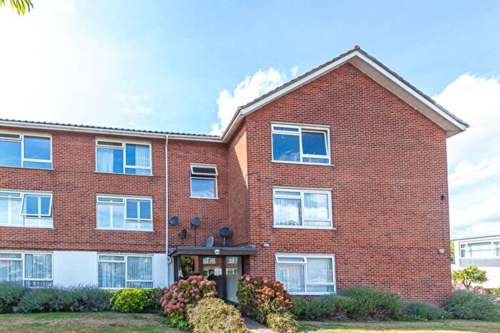 2 Bedroom Flat To Rent In Links Court, Southend On Sea, SS1