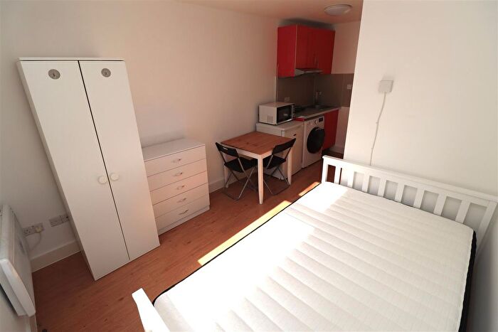 Studio To Rent In Goldhawk Road, London, W12