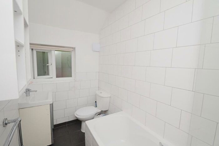 6 Bedroom Flat To Rent In Heald Grove, Rusholme, Manchester, M14