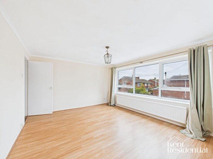 3 Bedroom Flat To Rent In Forge Lane, Upchurch, ME9