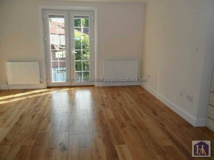 4 Bedroom Semi-Detached House To Rent In Ravensdale Avenue, North Finchley, N12