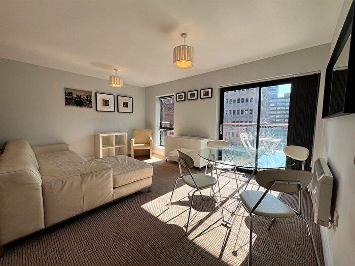 2 Bedroom Flat To Rent In Barnfield House, Salford Approach, Salford, M3