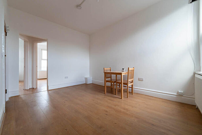 2 Bedroom Flat To Rent In Church Lane, Leytonstone, E11