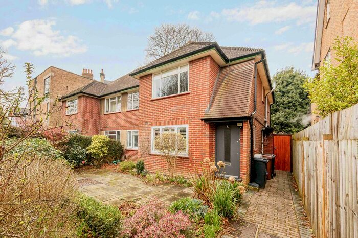 2 Bedroom Flat To Rent In Grove Park Gardens, Chiswick, W4