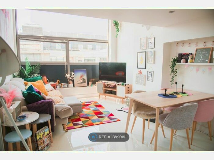 2 Bedroom Flat To Rent In Connect House, Manchester, M4