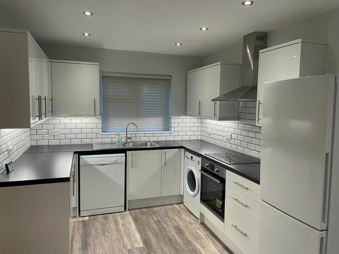 4 Bedroom Detached House To Rent In Ellerton Road, Dagenham RM9