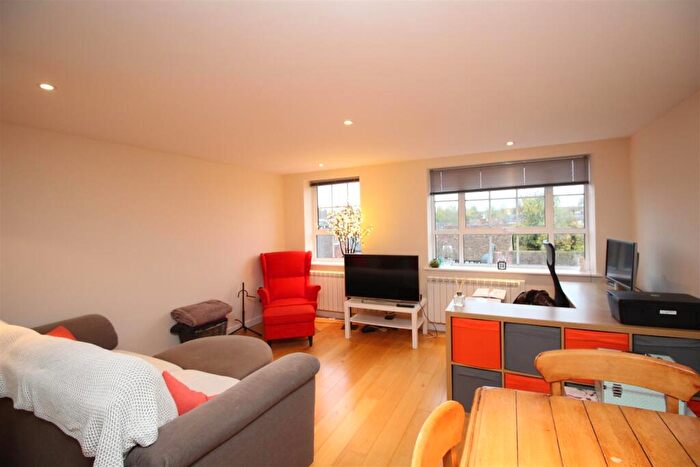 2 Bedroom Flat To Rent In Exchange Yard, Bucklersbury, Hitchin, SG5