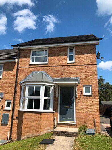 2 Bedroom Town House To Rent In Straw View, Bradford, BD10