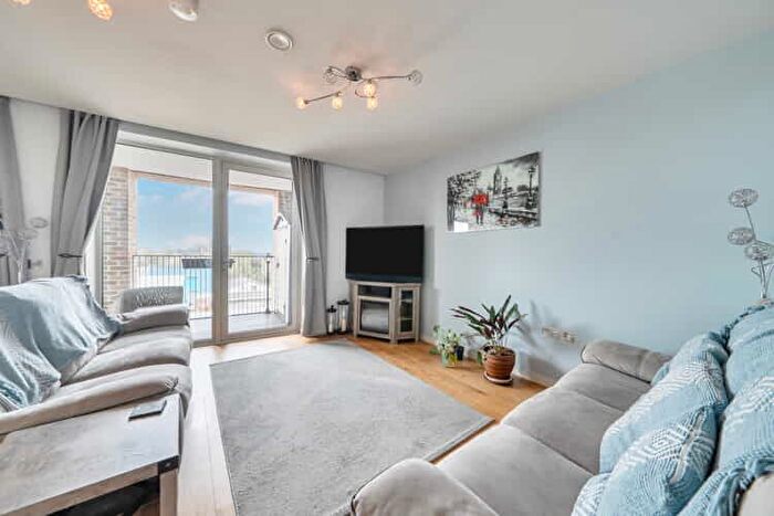 3 Bedroom Flat For Sale In Isambard Court, Brentford, London, TW8