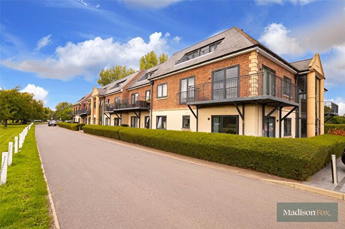 2 Bedroom Flat To Rent In Woolston Manor Apartments, Chigwell, Essex, IG7