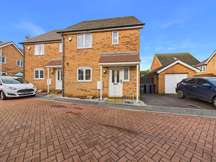 3 Bedroom Semi-Detached House For Sale In Aurum Close, Whitstable, CT5