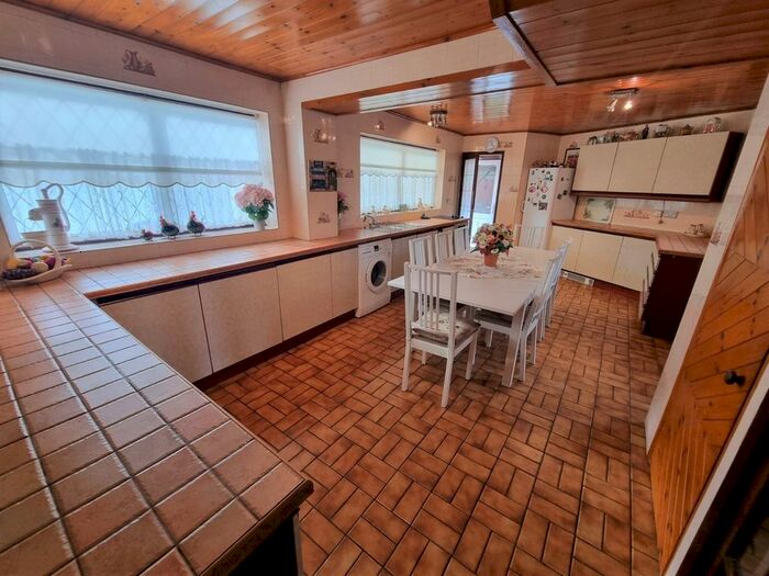 3 Bedroom Semi-Detached House For Sale In Mosslands Close, Great Sutton, Ellesmere Port, Cheshire, CH66