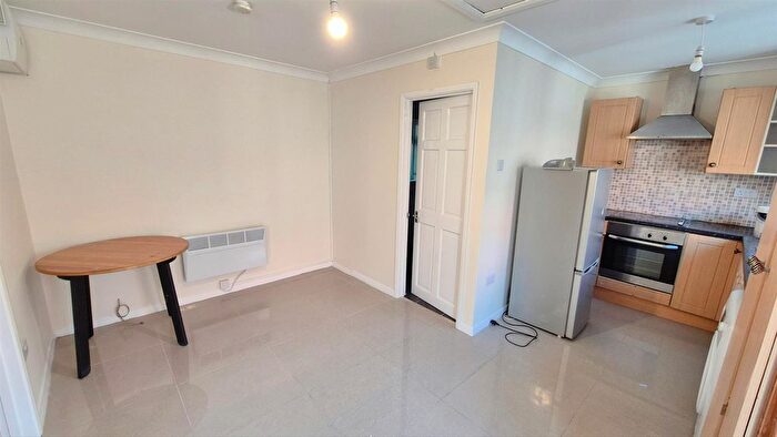 2 Bedroom Flat To Rent In Elmdon Road, Hounslow, TW4