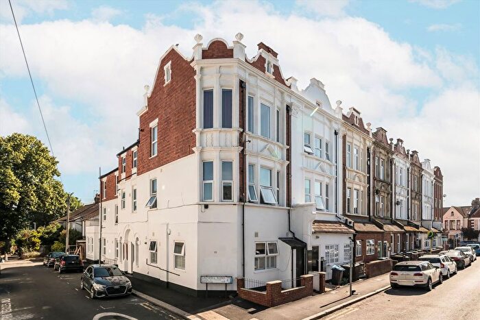 2 Bedroom Flat For Sale In Grenfell Road, Tooting, CR4