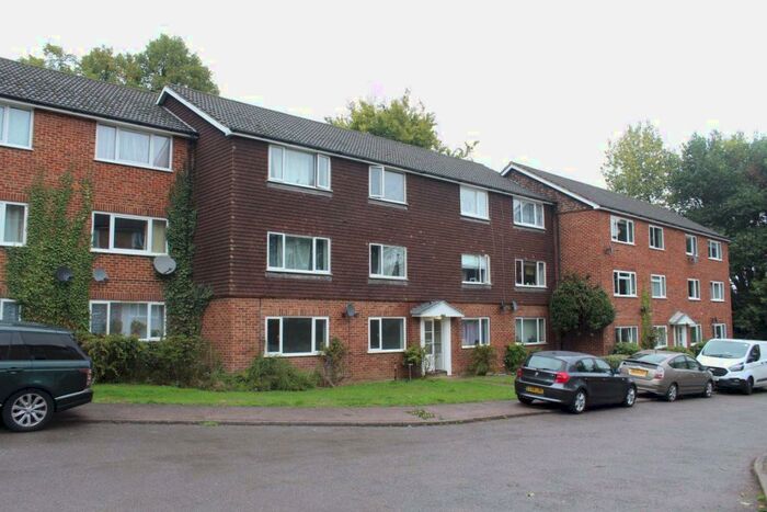 2 Bedroom Apartment To Rent In Ridgeway Court, Redhill, RH1