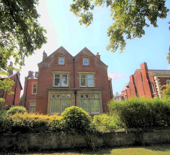 3 Bedroom Apartment To Rent In - Moor Park Avenue, Preston, PR1