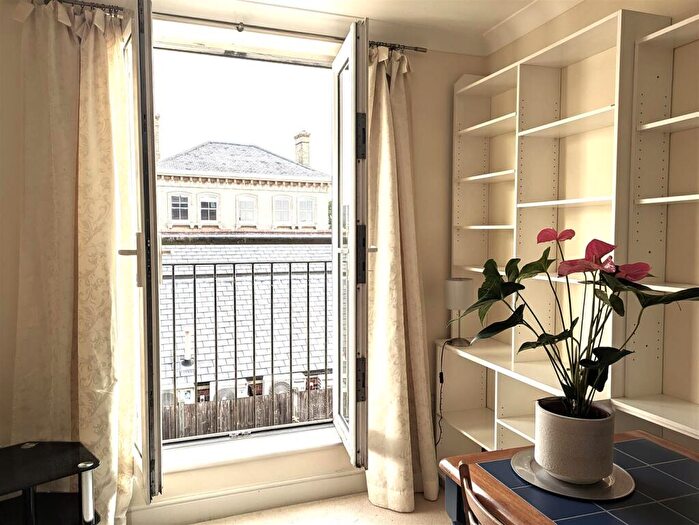 1 Bedroom Flat For Sale In The Square, Petersfield, GU32