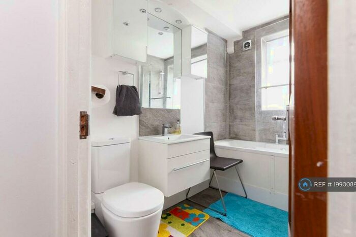 2 Bedroom Flat To Rent In Courtlands Avenue, London, SE12