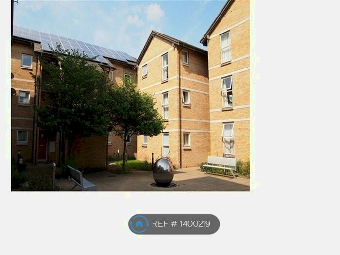 2 Bedroom Flat To Rent In Auckland Court, Cambridge, CB5