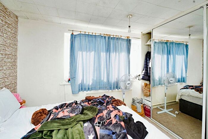 3 Bedroom Terraced House For Sale In Brendon Avenue, Luton, LU2