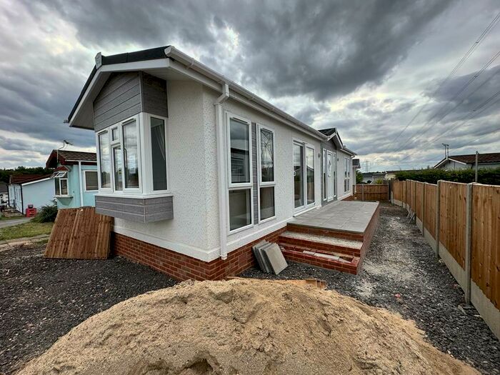 2 Bedroom Mobile Home For Sale In Third Avenue, Galley Hill, EN9