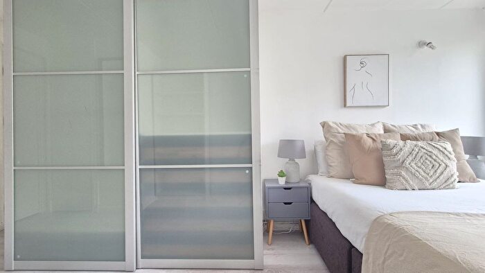 2 Bedroom Flat To Rent In Charlotte Despard Avenue, London, SW11