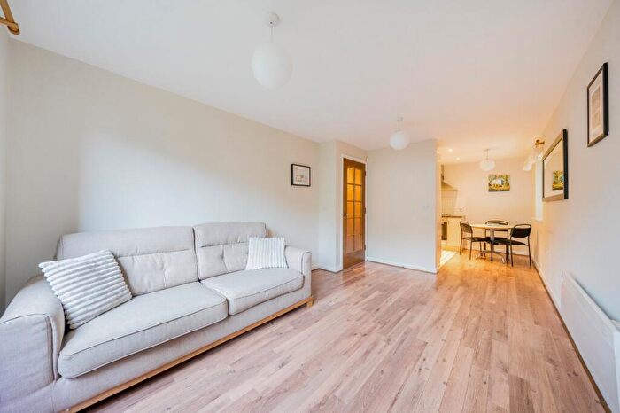 2 Bedroom Flat To Rent In Highwood Close, East Dulwich, London, SE22