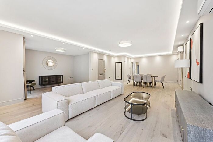 4 Bedroom Flat To Rent In Audley Court, - Hill Street, W1J