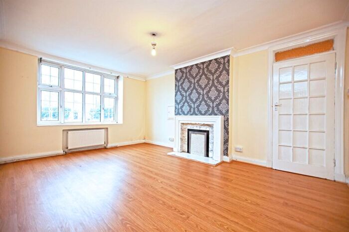 2 Bedroom Flat To Rent In Quadrant Close, The Burroughs, Hendon, NW4