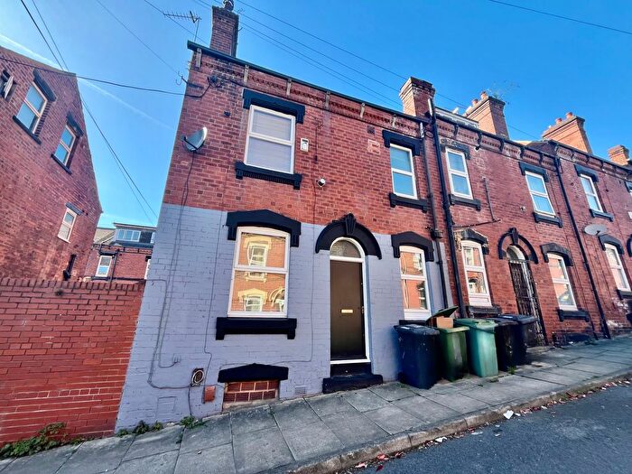 2 Bedroom Property To Rent In Quarry Street, Leeds, LS6