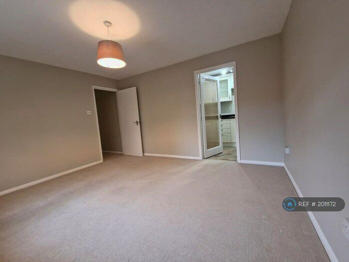 2 Bedroom Flat To Rent In Cobblers Close, Slough, SL2