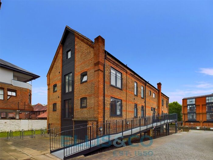 2 Bedroom Flat To Rent In Lyons Crescent, Tonbridge, Kent, TN9