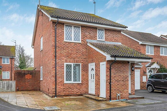 1 Bedroom Maisonette For Sale In The Willows, Caversham, Reading, Berkshire, RG4