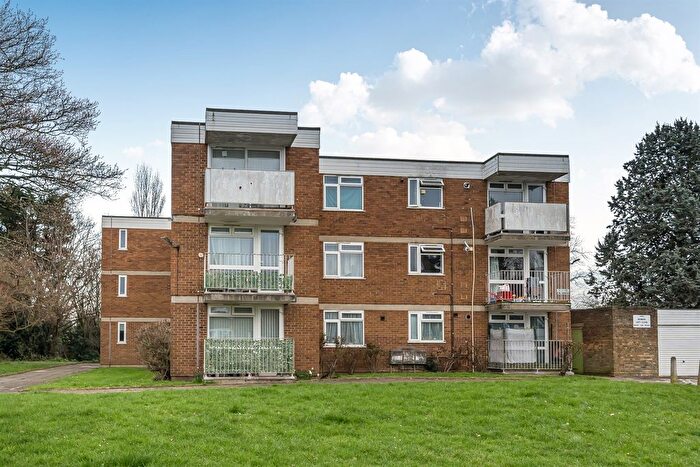 2 Bedroom Flat For Sale In Simmons Close, London, N20