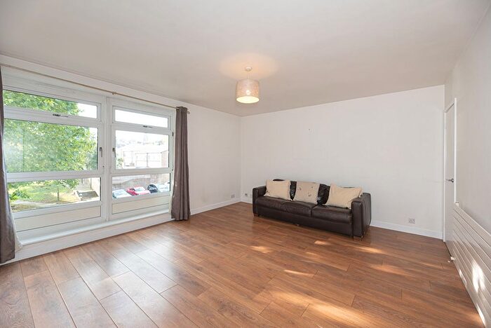 3 Bedroom Property To Rent In Arnal Crescent, London, SW18