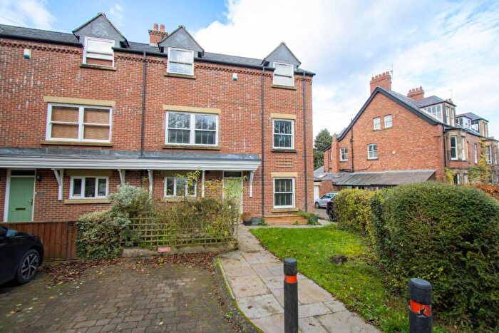 4 Bedroom Town House For Sale In Crossgate Peth, Durham City, Durham, DH1