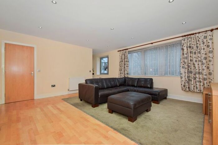 2 Bedroom Flat To Rent In Southgate Road, London, N1