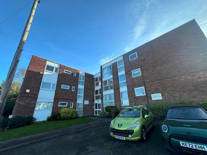 2 Bedroom Flat To Rent In Claybury, Bushey, WD23