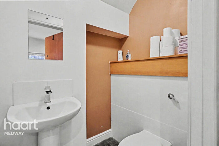 2 Bedroom Terraced House For Sale In Cliffe Road, Rochester, ME2