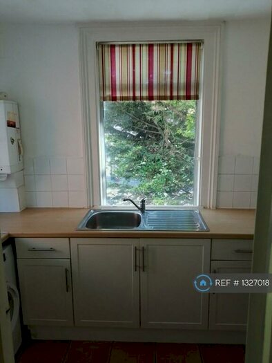 Studio To Rent In Vaughan Road, London, SE5