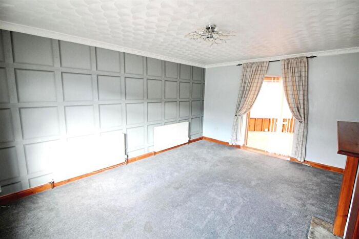 3 Bedroom End Of Terrace House For Sale In Crescent Avenue, Rothwell, Leeds, LS26