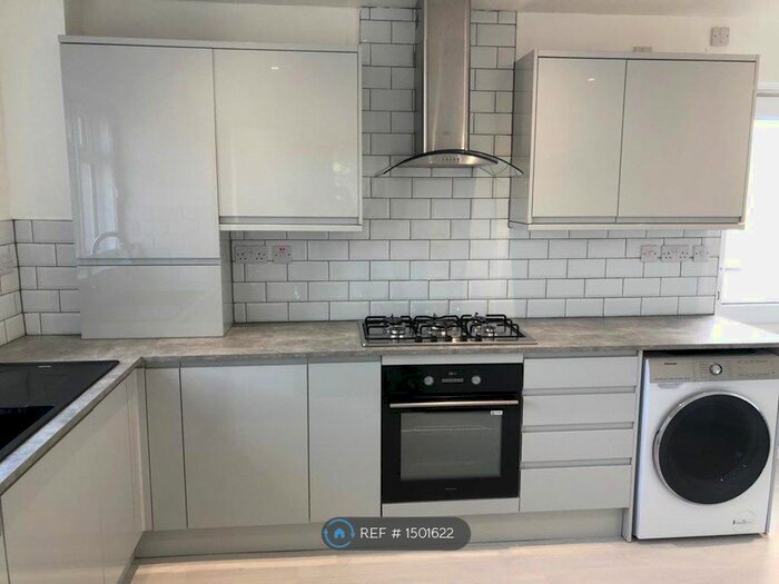 2 Bedroom Flat To Rent In St. Davids Close, Iver, SL0